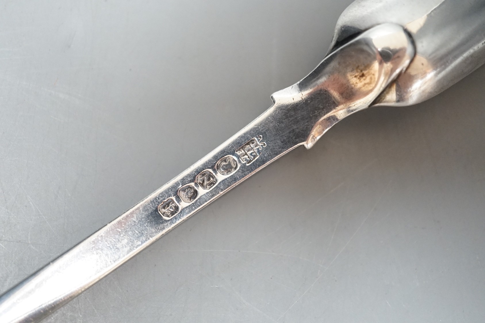 A George III silver thread patten marrow scoop, Eley, Fearn & Chawner, London, 1808, 23.2cm.